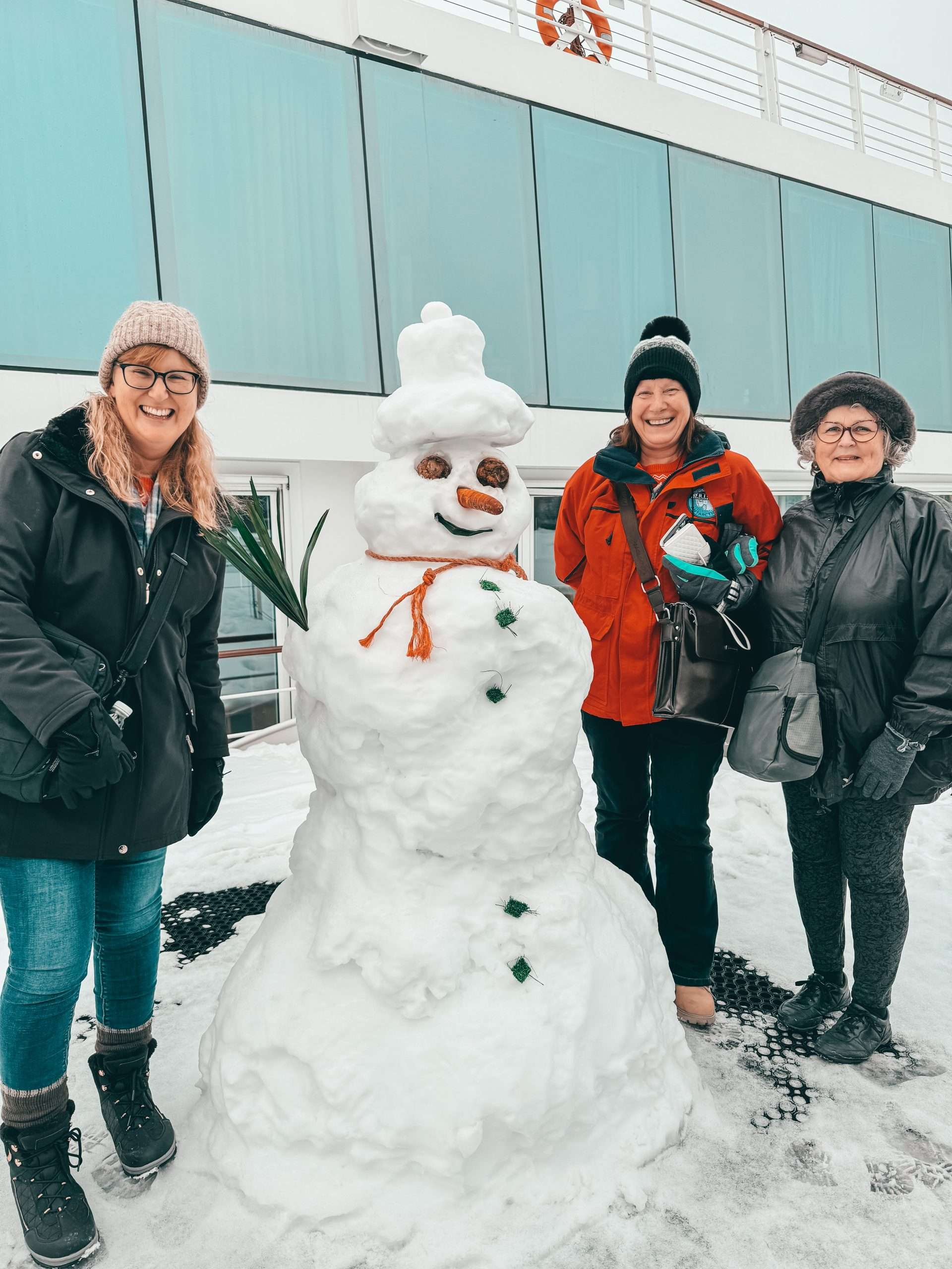Snowman as we hopped of the river cruise in Linz. Snow fun